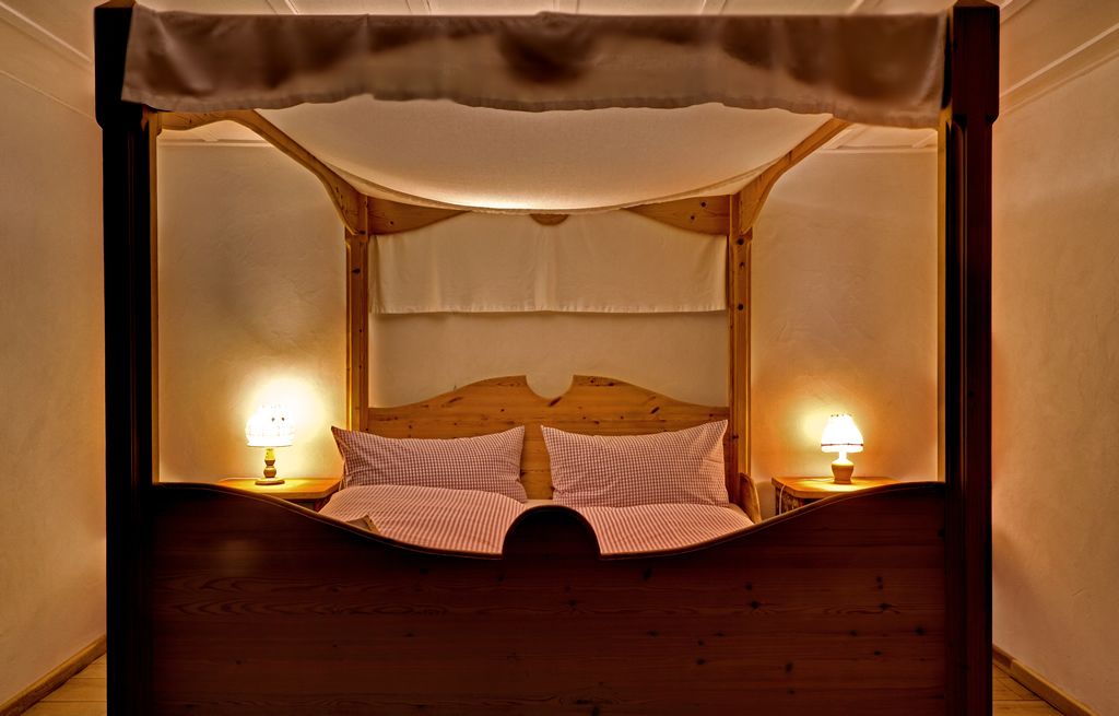 Schlafzimmer mit historischen Bauernmöbeln