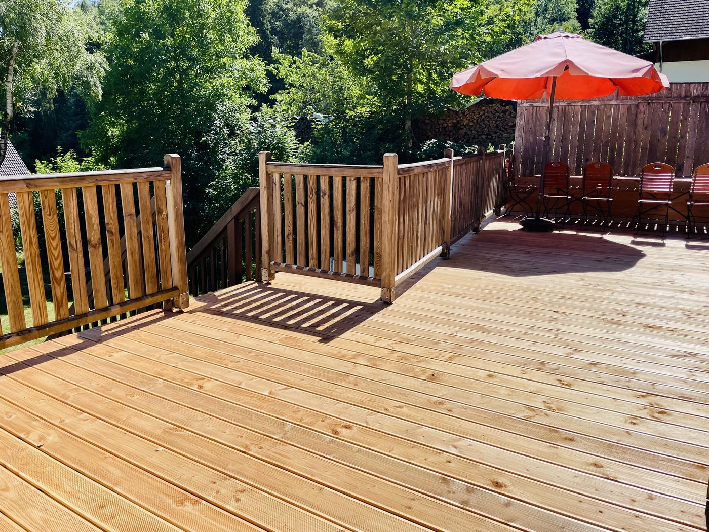 Terrasse mit Sitzgruppe und Sonnenschirm